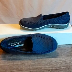 Skechers 6.5 relaxed fit air cooled memory foam sneakers